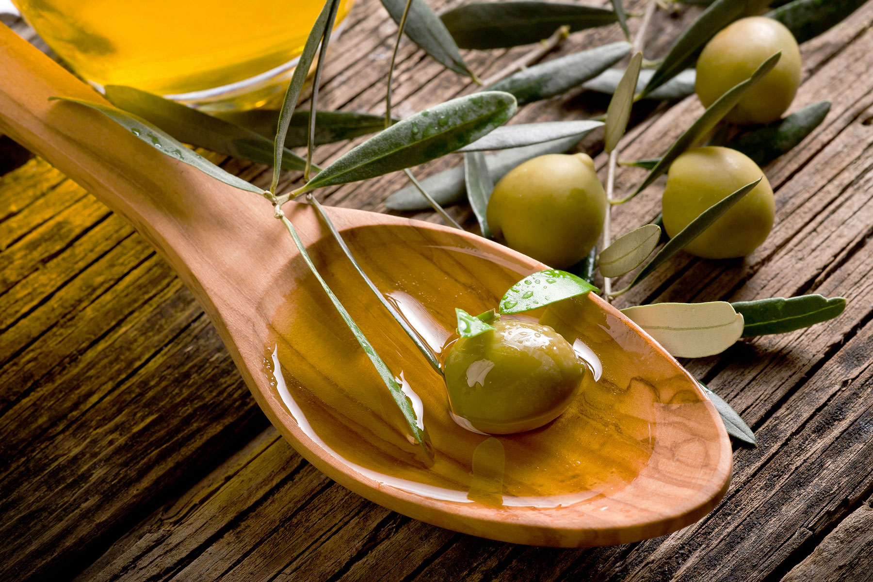 Оливковый масло на голодный. Olive Oil масло оливковое. Олив Ойл масло оливковое. Масло в ложке. Масло с оливковым маслом.